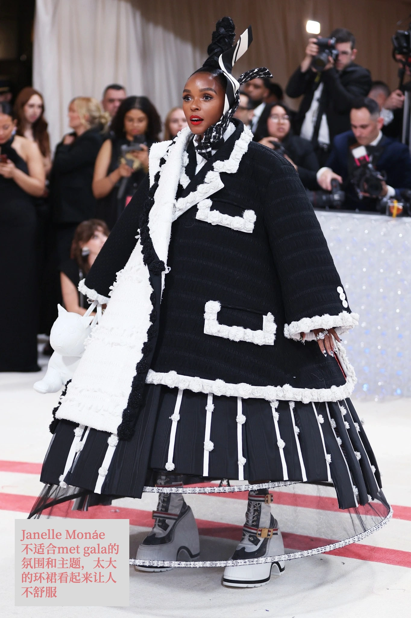 Janelle Monáe。不适合met gala的氛围和主题，太大的环裙看起来让人不舒服。