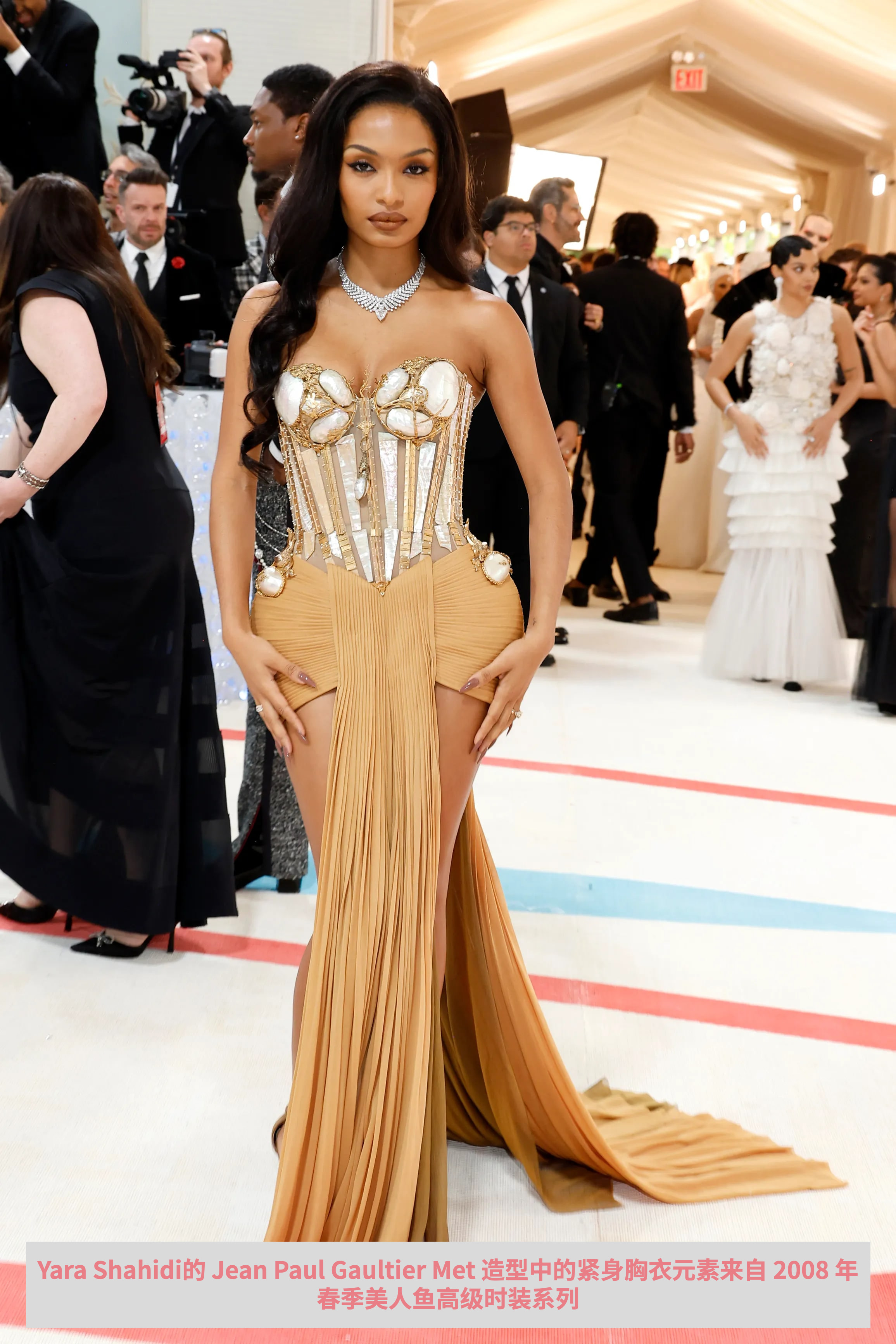 Yara Shahidi的 Jean Paul Gaultier Met 造型中的紧身胸衣元素来自 2008 年春季美人鱼高级时装系列。 